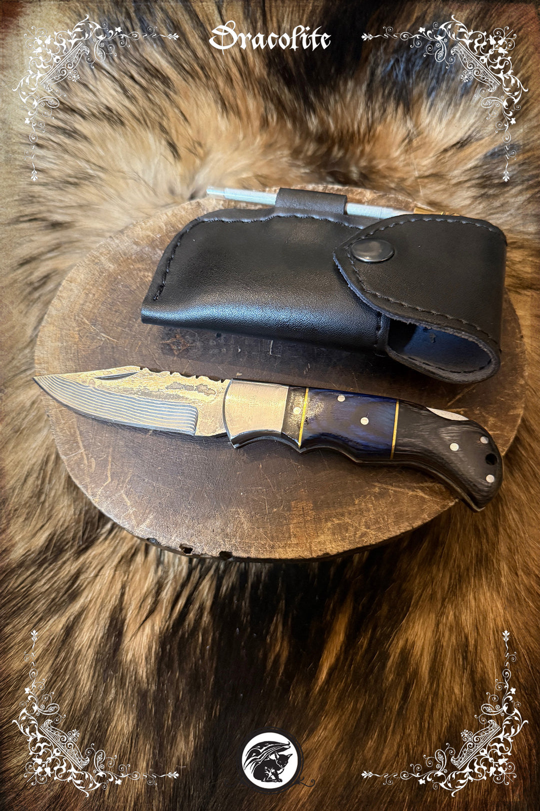 Couteau pliant de chasse – lame à motif damassé, étui & affûteur