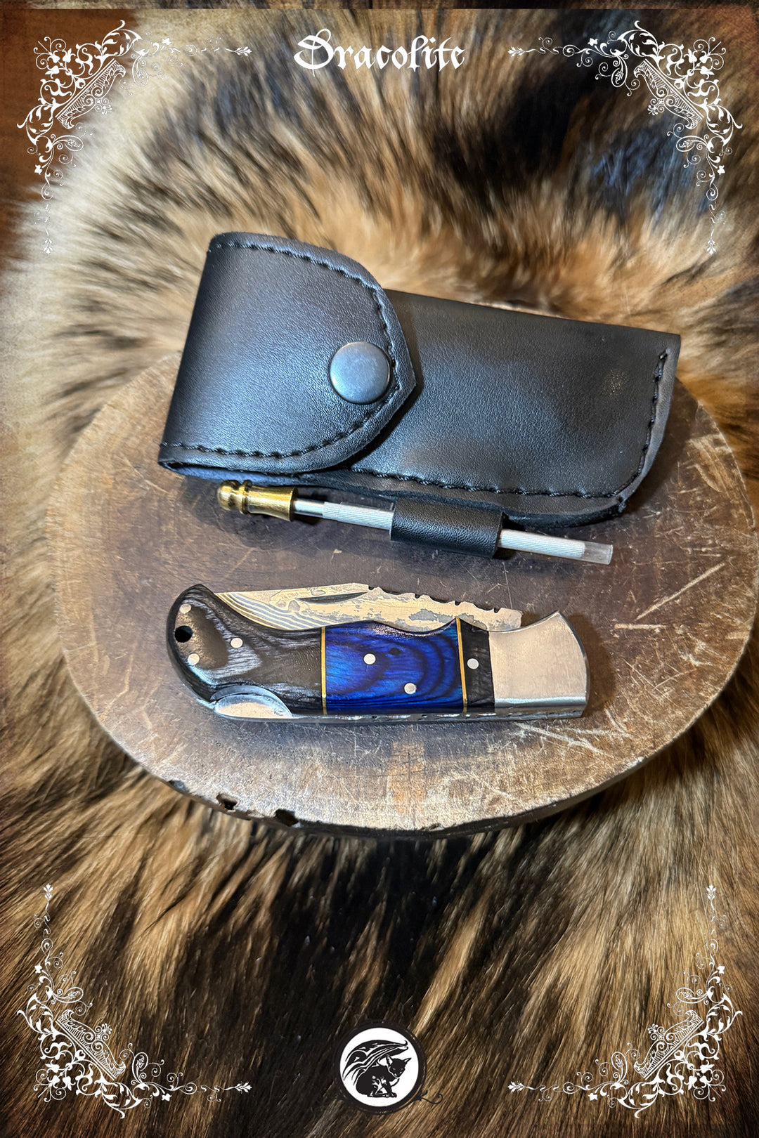 Couteau pliant de chasse – lame à motif damassé, étui & affûteur