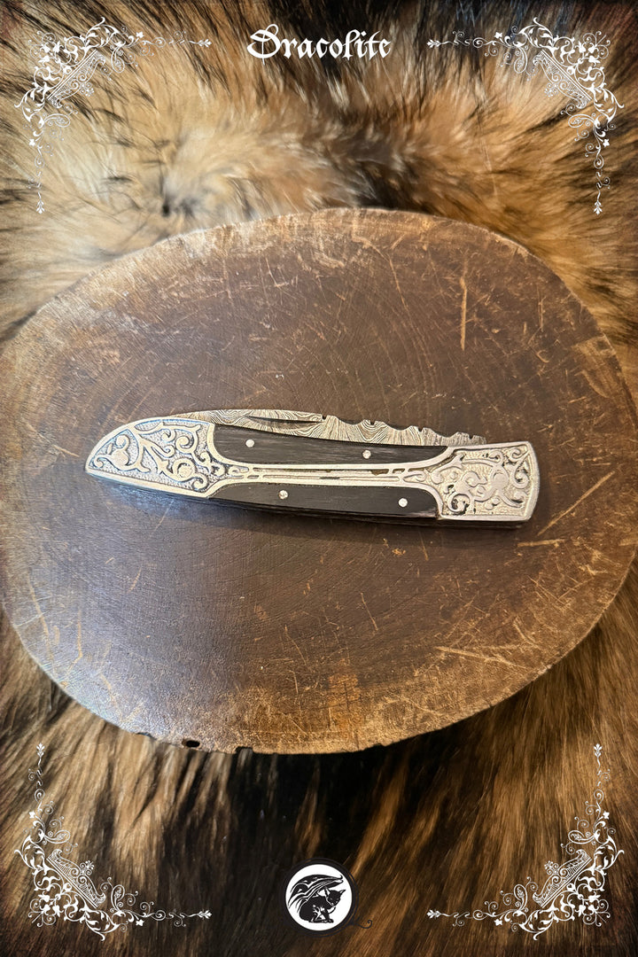 Couteau pliant orné – lame motif damassé & étui en cuir